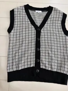 黒と白のチェック柄ニットベスト