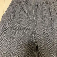 グレーチェック、タック入りパンツ