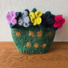 フェルト花モチーフポーチ