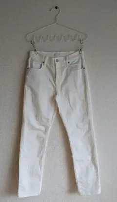 ホワイト スリムフィット デニムパンツ