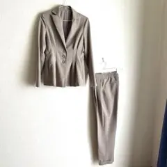 ベージュ テーラードジャケットとパンツセット