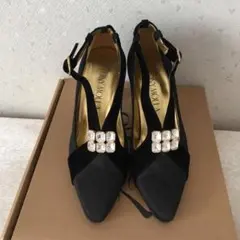 パンプス　ビジュー付き