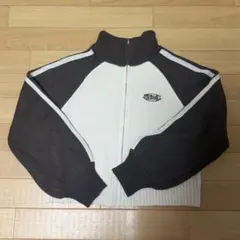茶色とクリーム色のニットセーターのサムネイル