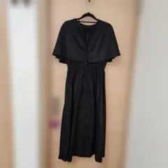 黒いフレアスリーブロングワンピース