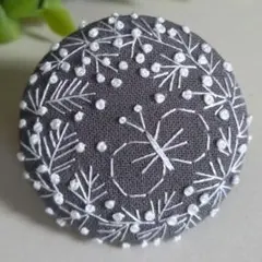 #144　北欧　刺繍ブローチ　ハンドメイド　くるみボタン