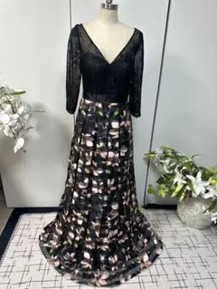 エレガントなブラックフラワーロングドレス