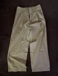 ユニクロ ベージュ タック入りパンツ