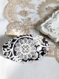 花柄刺繍のバレッタ 黒と白　インド刺繍　ビーズ刺繍　ヘアアクセサリー