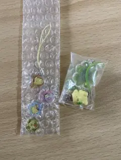 サンリオ　ポムポムプリン　おはじきシール風アクセサリー　クローバーストラップ