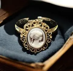 赤レンガ倉庫　カメオデザインリング ヴィンテージ風　フリーサイズ