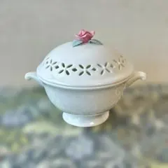 花の装飾付きポプリポットのサムネイル