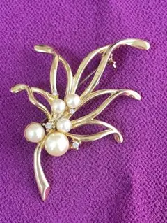 ブローチ　パールとクリスタルの花ブローチ　 ゴールドブローチ
