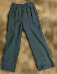 黒色　テーパードパンツ　センタープレスパンツ