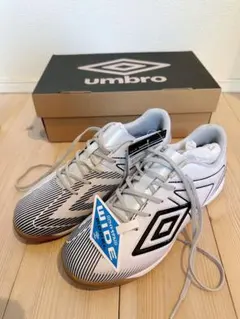 umbro サッカーシューズ ワイドフィット ホワイト/ブラック　23.0㎝