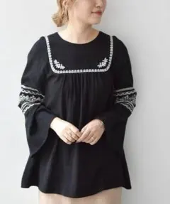美品✨定価１.１万❤️　洗える　ブランケット ステッチ フレアスリーブ ブラウスのサムネイル