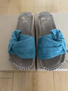 Shake in cloak シェイクインクローク ツイストサンダル　グリーン