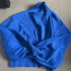 青いボリュームスリーブニットセーター