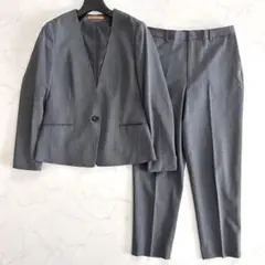 極美品 ノーカラーパンツスーツ 洗えるセットアップ M グレー レミュー
