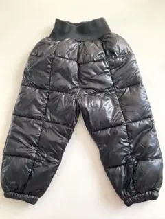 黒いナイロンパディングパンツ