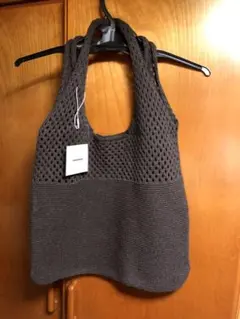使い勝手の良い濃いブラウンのニットバッグ