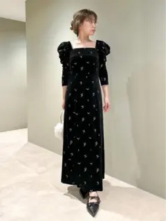 LILY BROWN フラワーエンブロイダリースクエアネックベロアワンピース