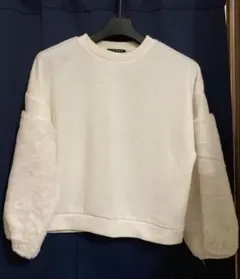 イング　ホワイト ファーフワフワ袖のニット　M