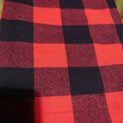 赤と黒のチェック柄生地