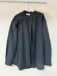 黒のボタンアップ長袖シャツ