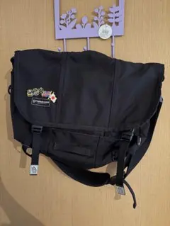 TIMBUK2 メッセンジャーバッグ ブラック ピンバッジ付きのサムネイル