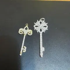 鍵型のゴールドカラーとシルバーペンダントトップセット