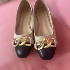 [新品未使用] バイカラー チェーン フラットパンプス ベージュ ブラックのサムネイル