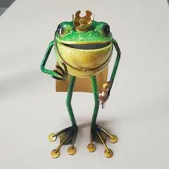 王冠をかぶったカエルの置物