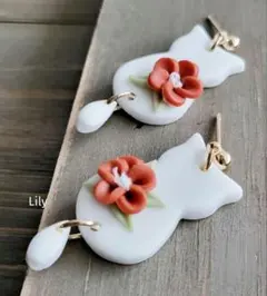 ✨ 白猫 赤い花 レトロ ピアス ヴィンテージ 手作り風 ポリマークレイ