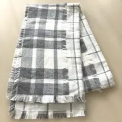 モノコムサ　グレーとホワイトのチェックマフラー　ストール