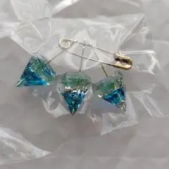 青と透明の三角形ピンバッジ