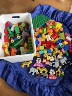 カラフルなブロックと動物フィギュアセット