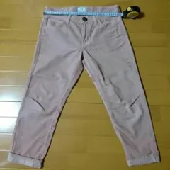 Lee×アースミュージックエコロジーのピンクのコーデュロイパンツ