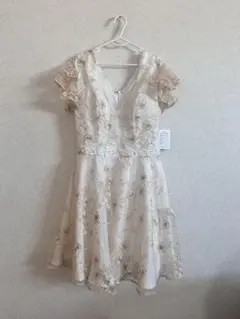 アイボリー 刺繍入り フレアドレス