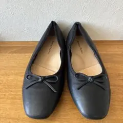 ブラックリボン付きフラットシューズ