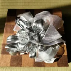 シルバー コサージュ リボン 花　卒業式　入学式　結婚式　ブローチ　銀　ホワイト