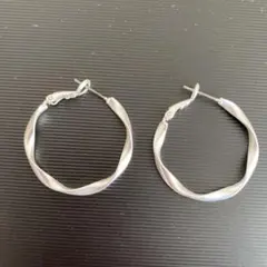 ツイストデザイン シルバーフープピアス