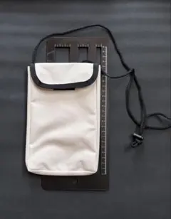 ホワイト ナイロン フラップポーチ
