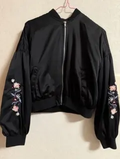刺繍入りブラックボンバージャケット