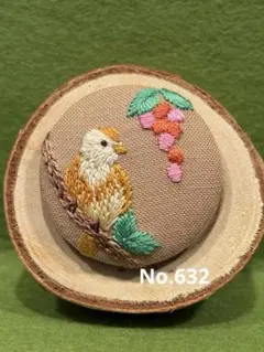 くるみボタン刺繍ヘアゴムorブローチ　小鳥と木の実　鳥刺繍　メルヘン　自然