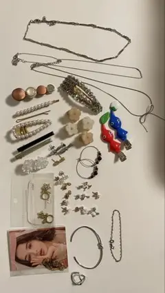 アクセサリーセット（ネックレス、イヤリング、ブレスレット、ヘアピン、指輪）