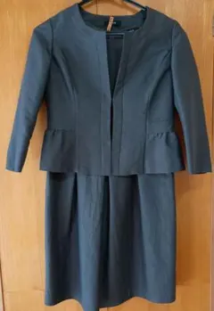 COMME CA ISM ダークグレー ワンピーススーツ