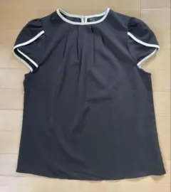 黒の半袖ブラウス 白トリム フリル付き