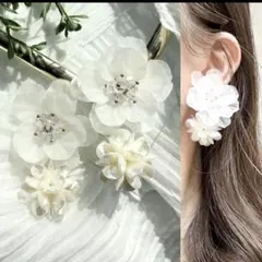 ガラス風ツバキ×ホワイトフラワーボール　ピアス　イヤリング