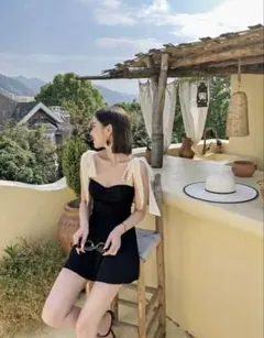 【新品】SHEIN 黒ワンピース水着 肩紐リボンのサムネイル