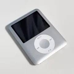 【バッテリー24h以上・液晶フィルム付き】iPod nano 8GB シルバーのサムネイル